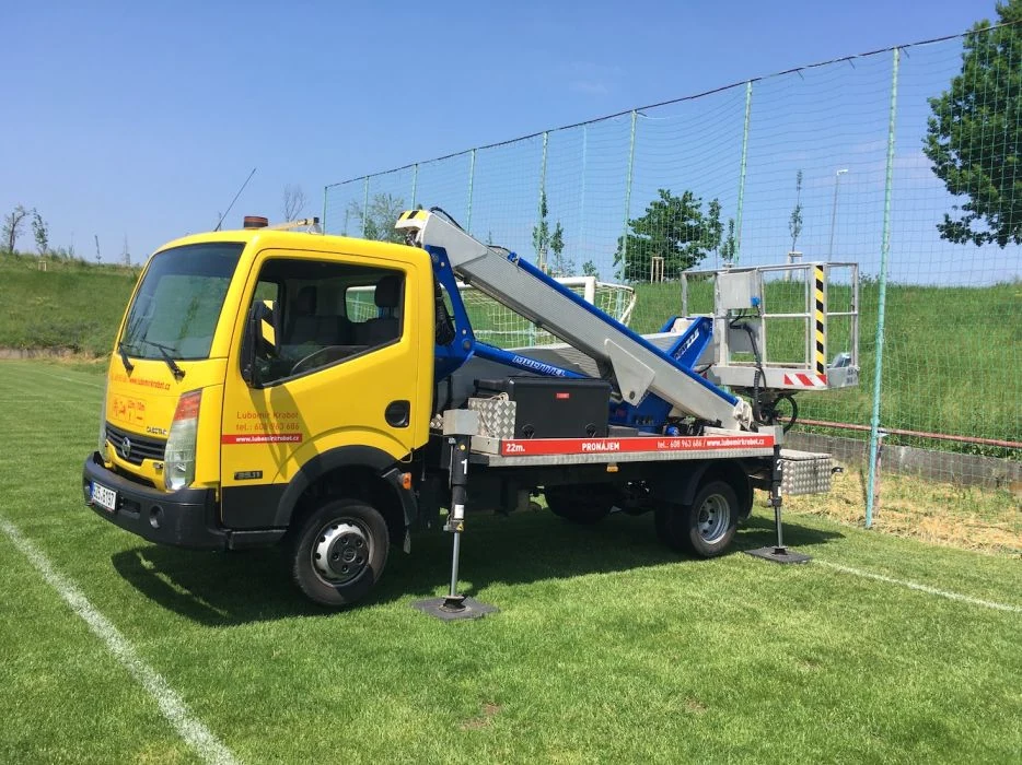 Vozidlo NISSAN Cabstar s pracovní plošinou